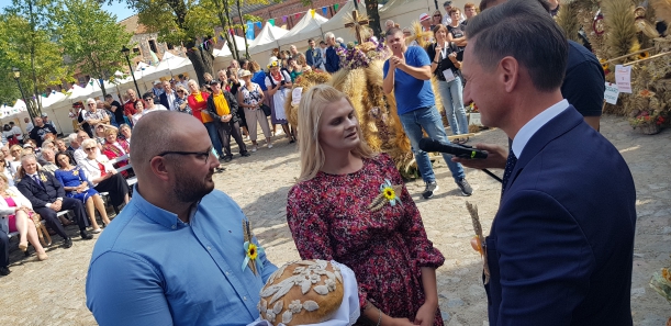 zdjęcie przedstawia starostę oraz starościnę dożynek Wojewódzkich