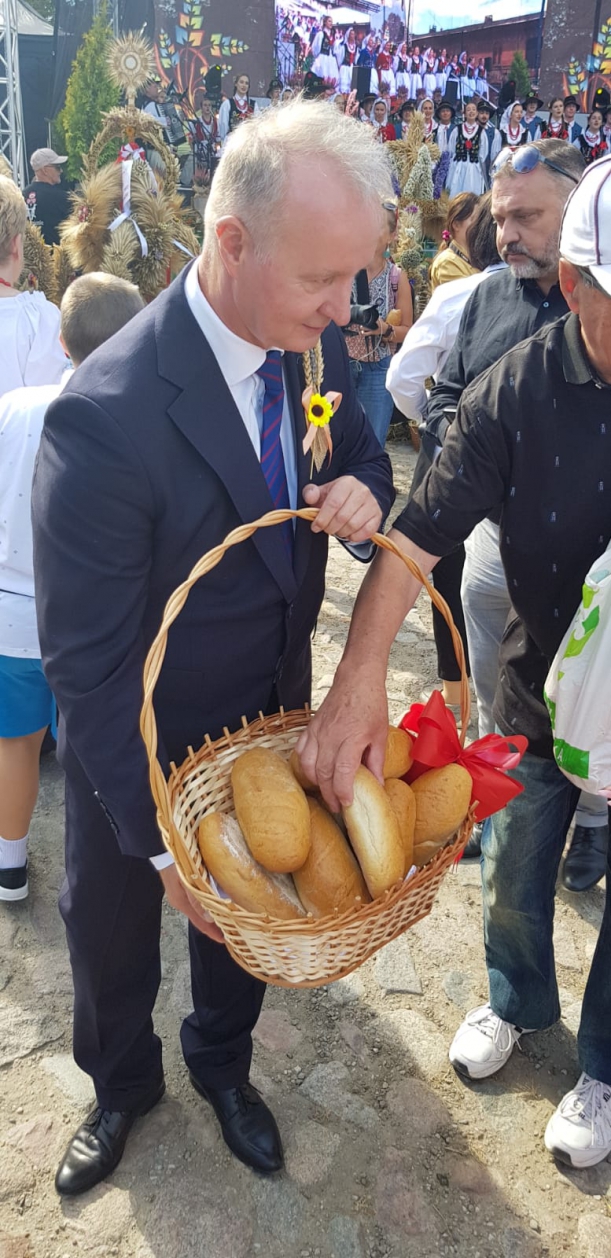 zdjęcie przedstawia tradycję dzielenia się chlebem