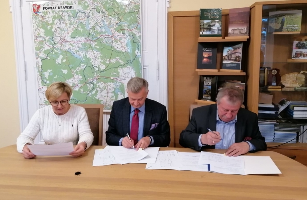 członek zarządu St.Wziątek podpisuje ze starostą umowę wsparcia