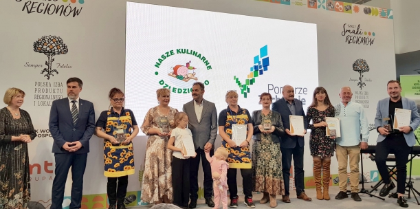 zdjęcie zbiorowe laureatów z zachodniopomorskiego odbierających nagrody