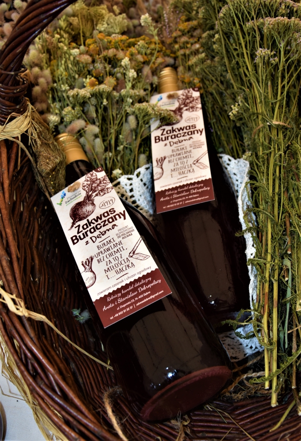 Na zdjęciu widać dwie butelki z etykietami które wskazują że jest to zakwas buraczany z Dębna