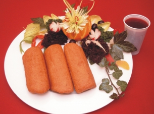 Paszteciki szczecińskie na talerzu z kubkiem barszczu czerwonego