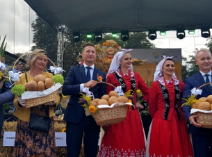 Gospodarze dożynek wraz z plonami. 