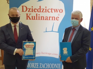 Wicemarszałek Olgierd Kustosz i właściciel Winnicy Binowo Mirosław Grabowski.