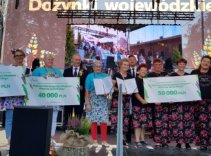 Na zdjęciu widać laureatów konkursu Aktywne Koło Gospodyń Wiejskich Pomorza Zachodniego