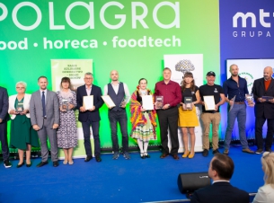 na zdjęciu widać laureatów odbierających dyplomy podczas targów polagra