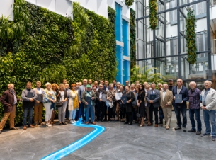 wszyscy laureaci i wyróżnieni w konkursie przyjazne ogrody 2024 razem z marszałkiem na tle zielonej ścianki w urzędzie marszałkowskim