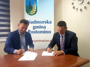 - Inwestycje te mają duże znaczenie lokalne. Drogi nie tylko ułatwiają maszynom dojazd do gruntów rolnych, ale także podnoszą poziom bezpieczeństwa oraz ułatwiają mieszkańcom dostęp do infrastruktury – mówił wicemarszałek województwa Tomasz Sobieraj.