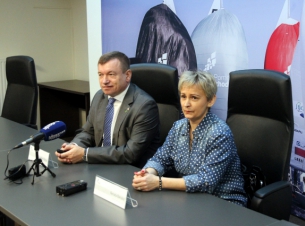 Wicemarszałek województwa Jarosław Rzepa i sołtys Słodkowa Renata Barszcz