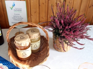 1000 pszczelich rodzin, kilkanaście rodzajów m.in. rzepak, gryka, akacja, lipa, spadź liściasta. Mowa tu o miodach Pojezierza Drawskiego, które 27 sierpnia br. trafiły na Listę Produktów Tradycyjnych. 