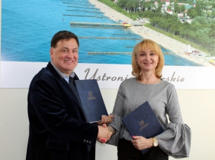 Umowę gwarantującą dofinansowanie inwestycji podpisała z wójtem gminy Jerzym Kołakowskim 7 maja br. w Ustroniu Morskim Członek Zarządu Województwa Anna Mieczkowska. 