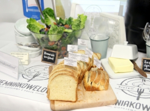 Smakołyki z Bistro Ziemniakowelove, sałatka z ziemniaków truflowych, chleb biały z masłem , zupa dyniowa stargardzka. 