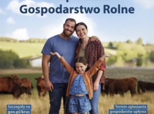 Plakat konkursu Bezpieczne Gospodarstwo Rolne przedstawiający szczęśliwą rodzinę na polu z krowami