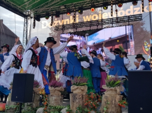 na zdjęciu widać  Zespół taneczny Szczecinianie podczas tańca 