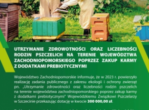 Na plakacie widać dwie osoby pracujące przy ulach. Jedna osoba trzyma w rękach plaster moiodu, a druga urządzenie do dymienia pszczół