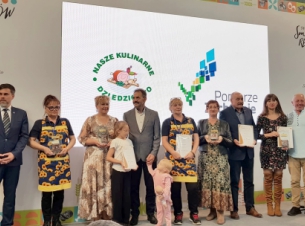 zdjęcie zbiorowe laureatów z zachodniopomorskiego odbierających nagrody